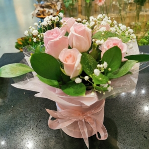 pink roses in hatbox